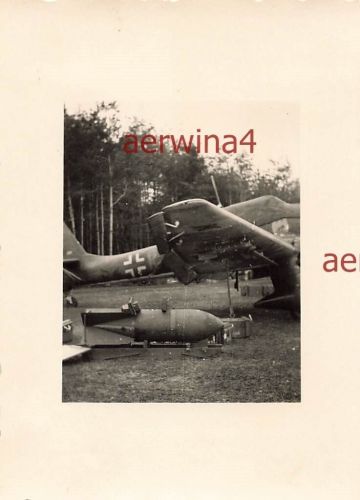Fliegerbombe vor Flugzeug Ju87 STUKA Flugplatz Griechenland