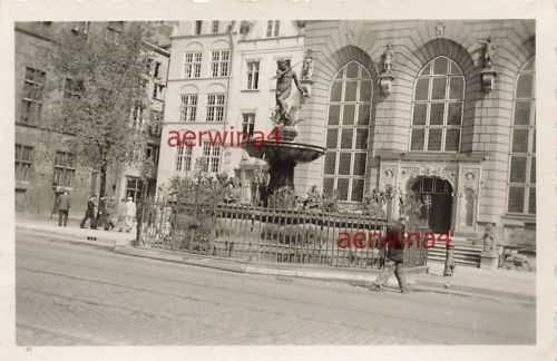 Deutsche Soldaten am Neptunbrunnen Börse am Artushof Danzig