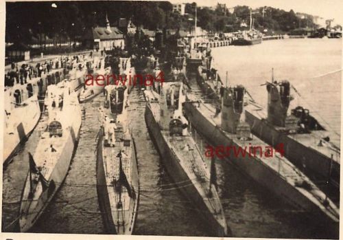 Im Hafen angelegte U-Boote Unterseeboot Rudel