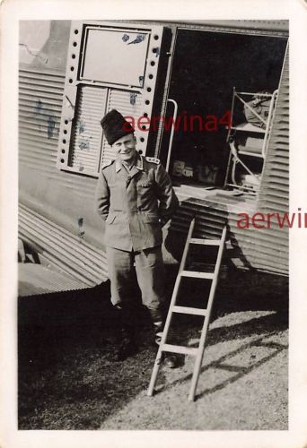 Deut. Pilot griechischer Mütze am Flugzeug Ju52 Flugplatz Saloniki Griechenland