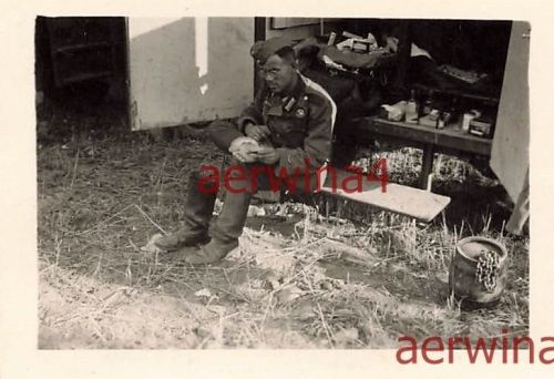 Deutscher Soldat mit Blasen am Fuß Marsch nach Kavala Griechenland