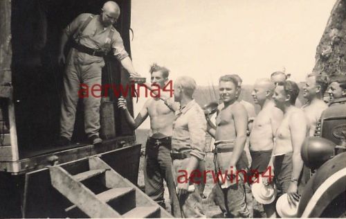 Nackte Soldaten an der Feldküche in Griechenland