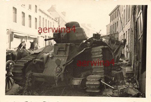 zerstörter franz. Panzer Char B1 mit Kennung in Beaumont Belgien