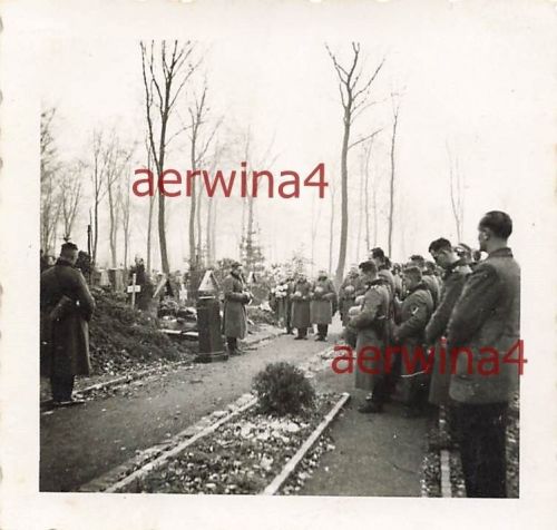 Feldpfarrer beim Begräbnis eines Kameraden Friedhof Saarbrücken Westwall