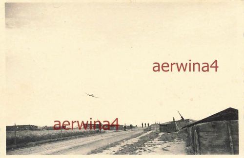 Deutsches Flugzeug überfliegt die 8,8 cm Flak Stellung Braunschweig