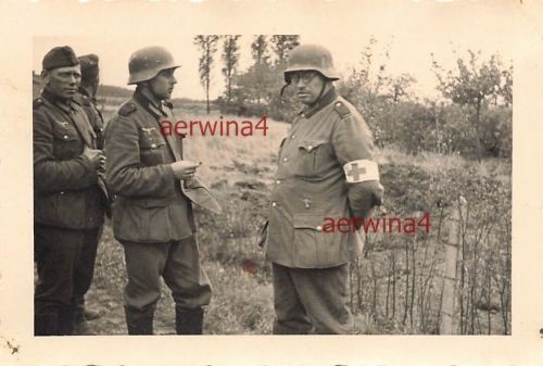 Rast deutscher Sanitäter Rot-Kreuz mit Stahlhelm vor Ostende Belgien