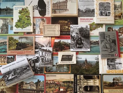 Lot / Konvolut 36 DDR Mappen Postkarten Leporello Städte, Eisenbahn ab 1950