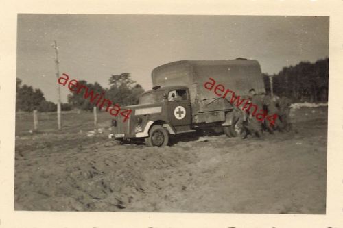 Sanitätswagen LKW Opel Blitz Rot - Kreuz vor Kiew Ukraine Ostfront