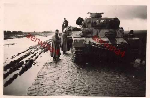 Rast deutsche Panzersoldat am Panzer IV Tank bei Kiew Ukraine Ostfront