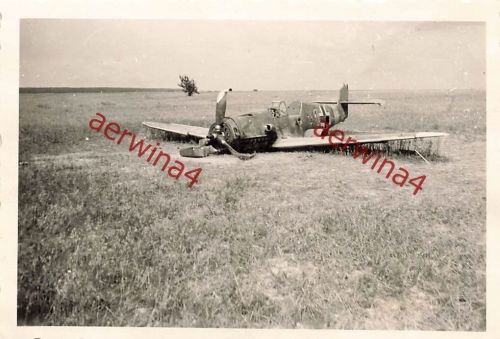 Deutsches Flugzeug Me Bf 109 notgelandet vor Kiew Ukraine Ostfront