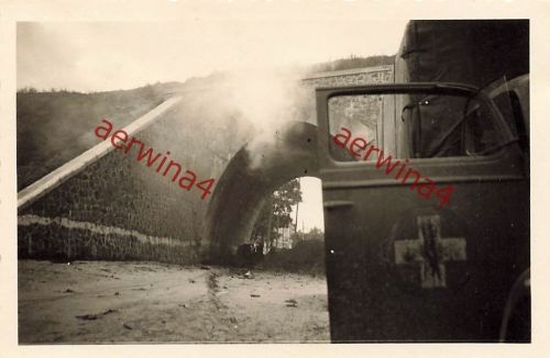 Sanitätswagen LKW Opel an der Eisenbahnbrücke vor Kiew Ukraine Ostfront