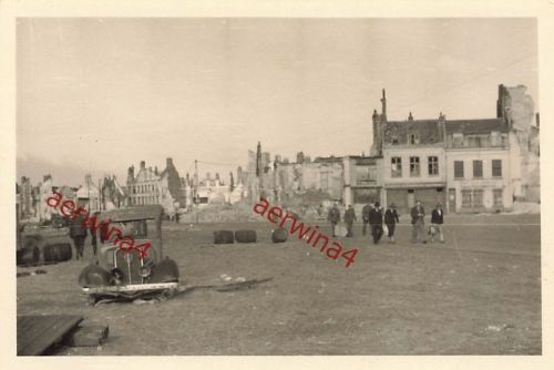 Zerstörte franz. PKW Peugeot 301 an zerstörten Häusern Lille Frankreich