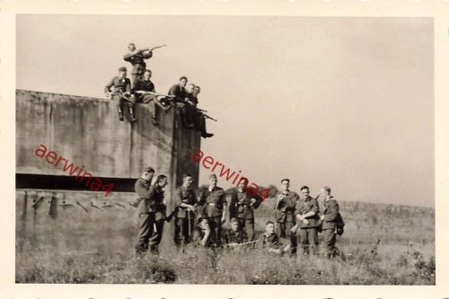 Deutsche Soldaten auf dem Bunker des Westwall