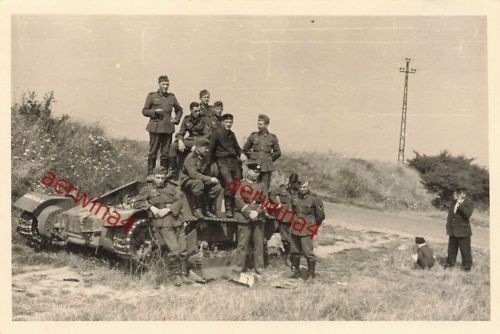 Deutsche Soldaten am engl. Panzer Matilda I bei Lille Frankreich