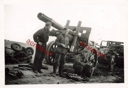 Deutsche Soldaten an russischer Kanonenhaubitze M1937 bei Luzk Ukraine Ost.