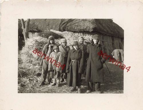Gruppenfoto russ. Kinder und Männer Sowjet-Paradies bei Orel Russland Ostfront