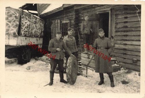 Deutsche Soldaten beim Reifen wechseln bei Orel Russland Ostfront
