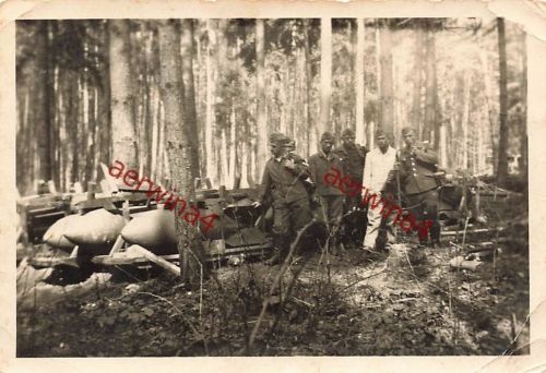 Deutsche Fliegerbomben mit deutschen Soldaten am Flugplatz Smolensk Russland Ost