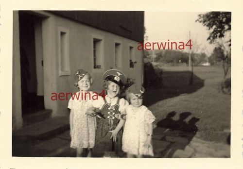 Kleine Mädchen mit Schirmmütze und Schiffchen