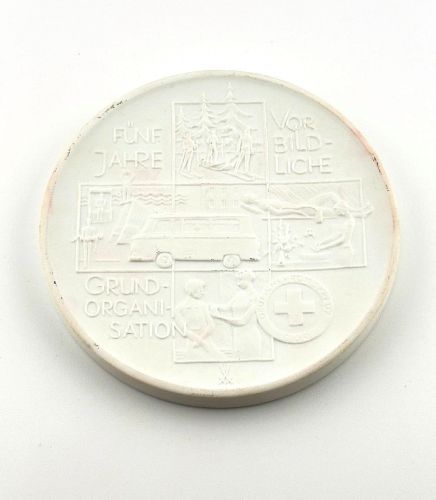 DDR Porzellan Medaille DRK Rotes Kreuz 5 Jahre vorbildliche Grundorganisation