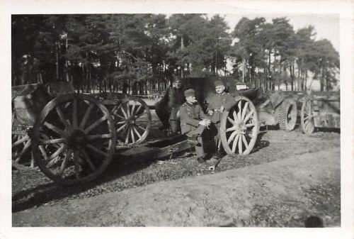 deutsche Soldaten am Geschütz Beute Sammelstelle Frankreich