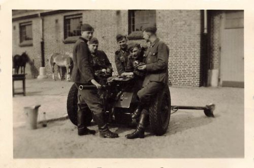 Soldaten des Technischen Dienst am 3,7 cm PaK Geschütz