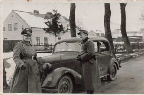 Deutsche Soldaten mit PKW Mercedes 230