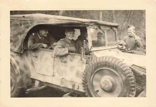 Deutsche Soldaten im Kübelwagen Horch 830 mit Camouflage Frankreich