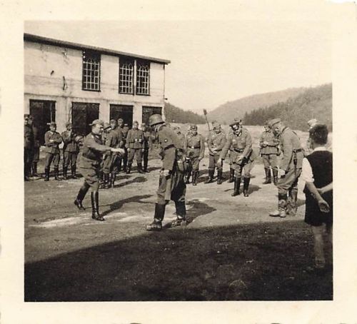 Deutsche Soldaten mit Gasmaske bei Gasschutzübung Engerskirchen