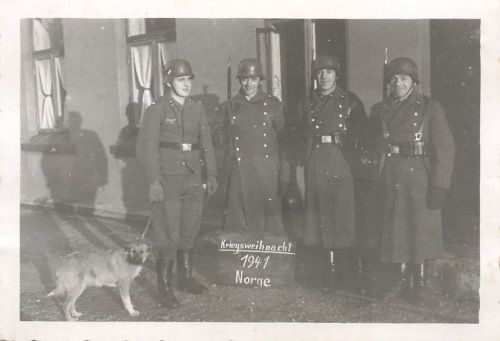 Deutsche Soldaten mit Hund Kriegsweihnachten 1941 Norwegen