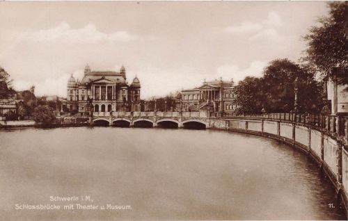 AK Schwerin Schlossbrücke Theater Museum Mecklenburg-Vorpommern Postkarte