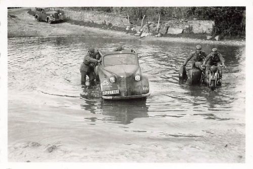 Deutsche Soldaten Flußüberquerung mit Motorrad und Opel 3./ Pionier Batl. 666