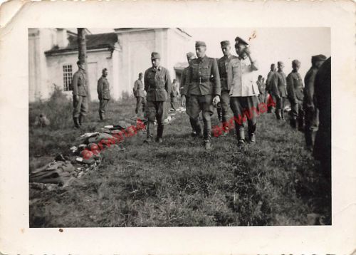 deutsche Offiziere beim Ausrüstungsappell an der Ostfront