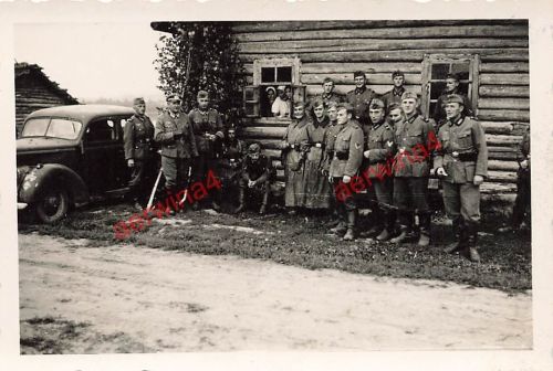 Deutsche Soldaten mit PKW Divisionzeichen ID.256 Polozk Russland Ostfront