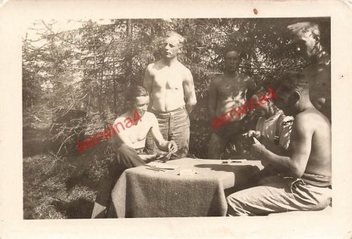 Deutsche nackte Soldaten beim Karten spielen im Sowejet-Paradies Ostfront
