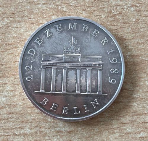 DDR 20 Mark Gedenkmünze "Brandenburger Tor Berlin" 1990