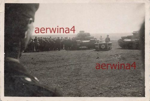 Feldgottesdienst der 9. PD mit Pfarrer am Panzer IV bei Kozani Griechenland