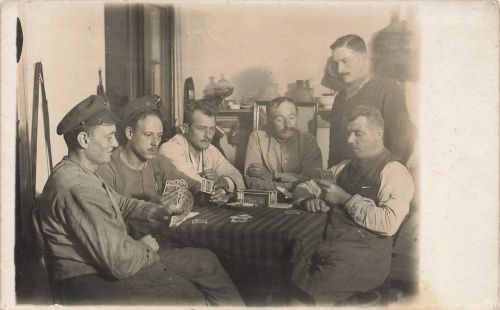 Foto-AK 1.WK deutsche Soldaten beim Karten spielen im Westen 1917