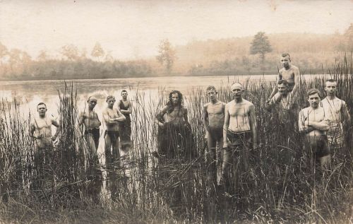 Foto-AK 1.WK nackte Soldaten beim Baden im Schilf
