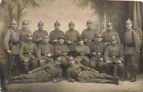 Foto-AK 1.WK Deutsche Soldaten Schulterklappe 8 Feldpickelhaube Preussen