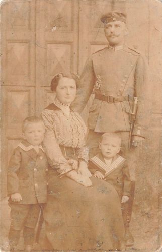 Fotokarte 1.WK Soldat Ulan mit EK-2 Bajonett mit Familie