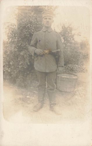 Foto-AK 1.WK Deutscher Soldat mit Pistole Walter 08