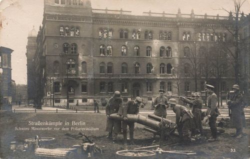 AK Berlin Straßenkämpfe Minenwerfer vor Polizeipräsidium Berlin Postkarte