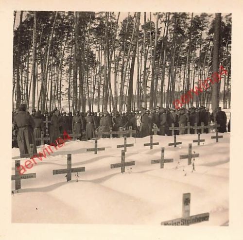 Deutscher Feldpfarrer Beerdigung Soldaten Heldenfriedhof Schepetowka Ukraine