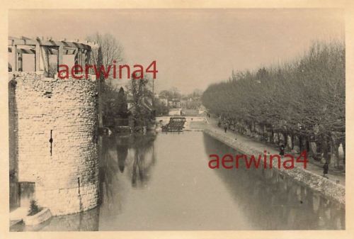 Blick auf Sperrwehr am Kanal Orleans bei Montargis Frankreich
