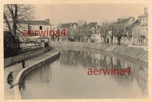 Französischer Angler am Kanal Orleans bei Montargis Frankreich