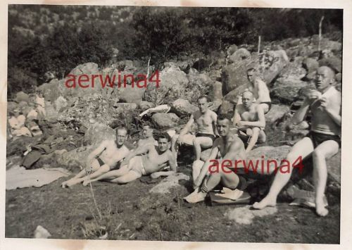 Nackte deutsche Soldaten baden am Stavanger Fjord Norwegen