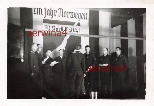 Deutsche Soldaten singen bei Feier 1. Jahr Norwegen Stavanger Norwegen