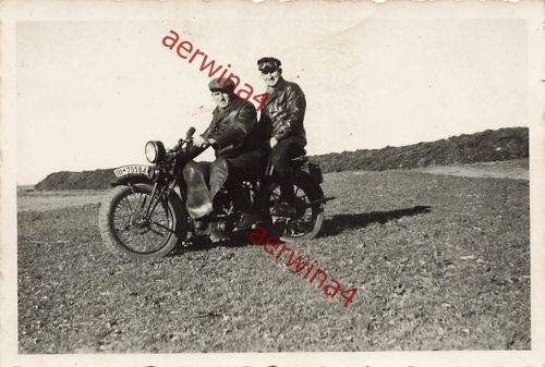 Männer auf Motorrad NSU 251 S