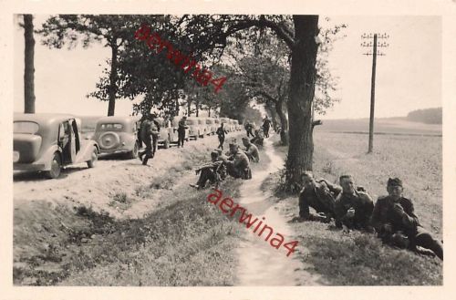 Rast deutsche Soldaten mit PKW Kolonne Weichselüberquerung Polen